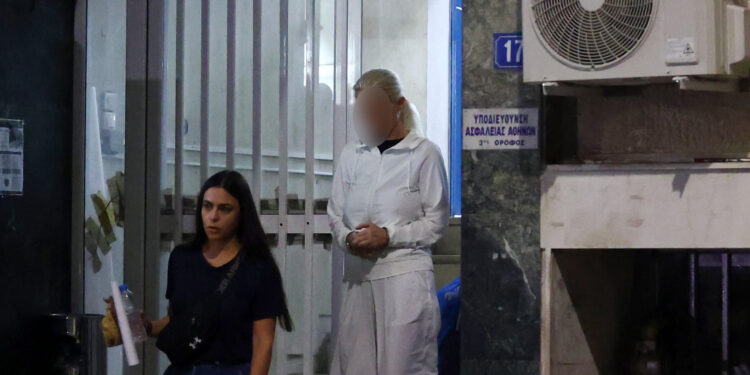 Υπόθεση Μαζωνάκη: «Μίλησαν» τα κινητά της γιατρού και των εργαζομένων - Τι αναζητούν οι Αρχές στο τηλέφωνο του τραγουδιστή - ertnews.gr