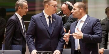 Politico: Η Ελλάδα και 5 χώρες της ΕΕ ζητούν να καθυστερήσουν οι νέες χρεώσεις για τις εκπομπές ρύπων έως το 2030 λόγω της ενεργειακής κρίσης