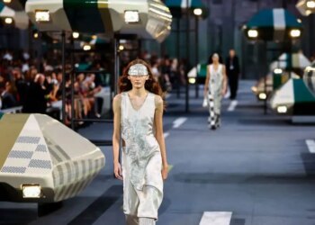 LVMH και Kering: Κατώτατο όριο ηλικίας τα 18 για τα μοντέλα και μηδενική ανοχή στην παρενόχληση