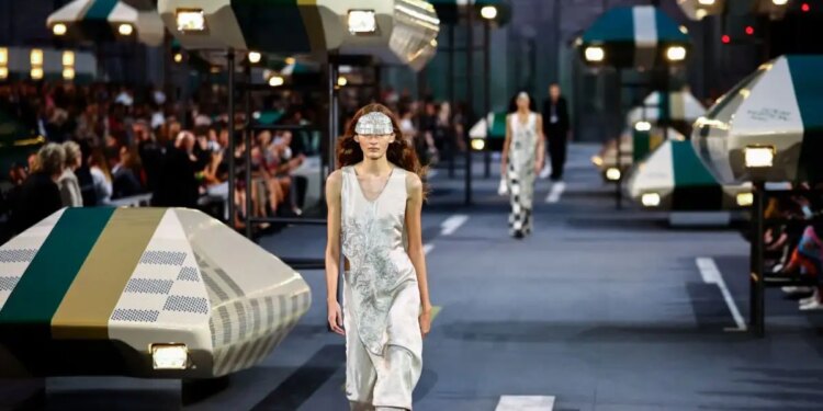 LVMH και Kering: Κατώτατο όριο ηλικίας τα 18 για τα μοντέλα και μηδενική ανοχή στην παρενόχληση