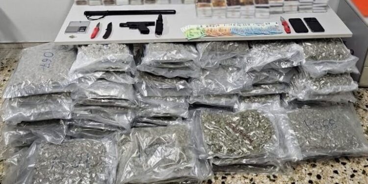 Καβάλα: Δύο συλλήψεις για διακίνηση ναρκωτικών – Εντοπίστηκαν σε φορτηγό 174 κιλά κάνναβης
