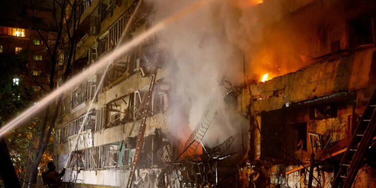 Ρωσικό «σφυροκόπημα» στην Ουκρανία: Συγκλονιστικές εικόνες από τις επιθέσεις στο Κίεβο - 3 νεκροί και 600.000 κάτοικοι χωρίς ρεύμα