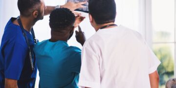 Αυξάνονται τα κρούσματα επτά μορφών καρκίνου στις νεότερες ηλικίες, σύμφωνα με διεθνή έρευνα