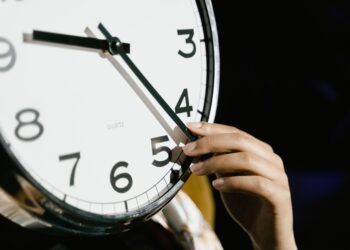 Αλλαγή ώρας: Πότε γυρίζουμε τα ρολόγια μία ώρα πίσω - ertnews.gr