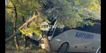 Αχαρνές: Πούλμαν του καζίνο εξετράπη της πορείας του και προσέκρουσε σε δέντρο – Δεν υπάρχουν τραυματίες
