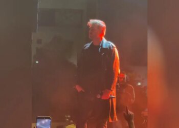 Ο Γιώργος Σαμπάνης χόρεψε ζεϊμπέκικο στους ήχους του «Ώρες μικρές» του Γιώργου Μαζωνάκη