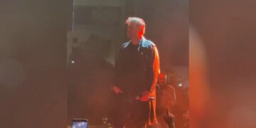Ο Γιώργος Σαμπάνης χόρεψε ζεϊμπέκικο στους ήχους του «Ώρες μικρές» του Γιώργου Μαζωνάκη