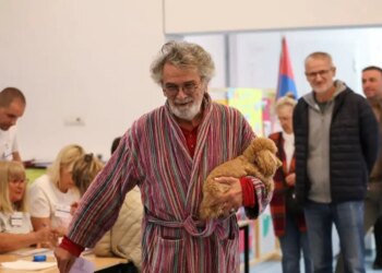Σερβία: Άνοιξαν οι κάλπες για τις κρίσιμες βουλευτικές εκλογές - Ουρές στα εκλογικά τμήματα