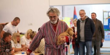 Σερβία: Άνοιξαν οι κάλπες για τις κρίσιμες βουλευτικές εκλογές - Ουρές στα εκλογικά τμήματα
