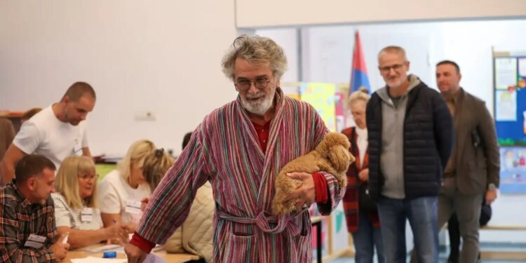 Σερβία: Άνοιξαν οι κάλπες για τις κρίσιμες βουλευτικές εκλογές - Ουρές στα εκλογικά τμήματα