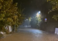 Σκιάθος: Μήνυμα 112 για έντονα καιρικά φαινόμενα – Παρασύρθηκαν αυτοκίνητα, πλημμύρισαν δρόμοι και καταστήματα