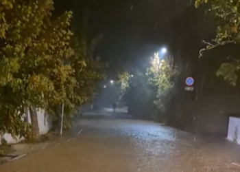 Σκιάθος: Μήνυμα 112 για έντονα καιρικά φαινόμενα – Παρασύρθηκαν αυτοκίνητα, πλημμύρισαν δρόμοι και καταστήματα