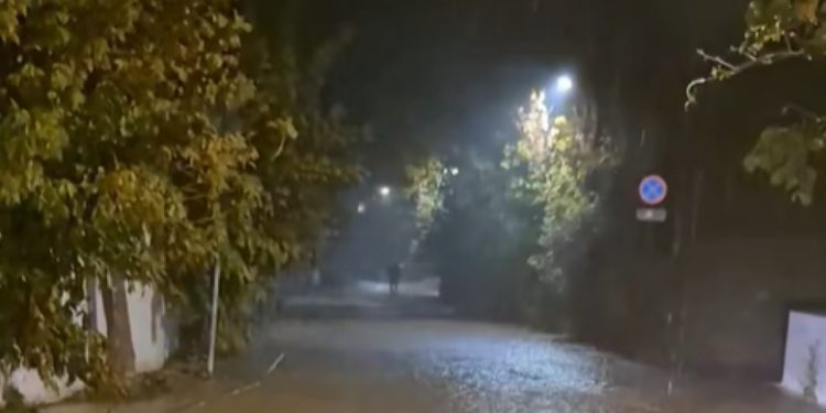 Σκιάθος: Μήνυμα 112 για έντονα καιρικά φαινόμενα – Παρασύρθηκαν αυτοκίνητα, πλημμύρισαν δρόμοι και καταστήματα