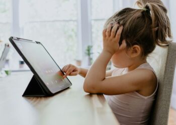 Στη Βουλή το νομοσχέδιο για την προστασία των ανηλίκων από τους κινδύνους των social media – Πότε τίθεται σε εφαρμογή