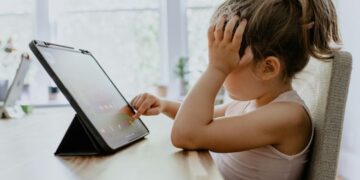 Στη Βουλή το νομοσχέδιο για την προστασία των ανηλίκων από τους κινδύνους των social media – Πότε τίθεται σε εφαρμογή