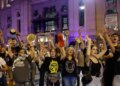 Ισπανία: Διαδηλωτές παραμένουν στους δρόμους με κατσαρόλες και συνθήματα - «Είναι η ώρα της αλήθειας» λέει ο Σάντσεθ για το στεγαστικό