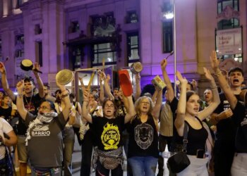 Ισπανία: Διαδηλωτές παραμένουν στους δρόμους με κατσαρόλες και συνθήματα - «Είναι η ώρα της αλήθειας» λέει ο Σάντσεθ για το στεγαστικό