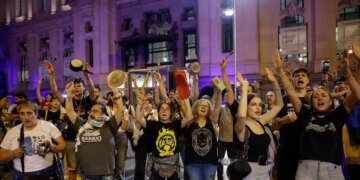 Ισπανία: Διαδηλωτές παραμένουν στους δρόμους με κατσαρόλες και συνθήματα - «Είναι η ώρα της αλήθειας» λέει ο Σάντσεθ για το στεγαστικό