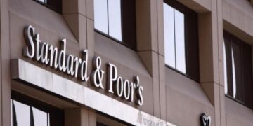 S&P: Επιβεβαίωσε το ελληνικό αξιόχρεο στη βαθμίδα ΒΒΒ με σταθερές προοπτικές
