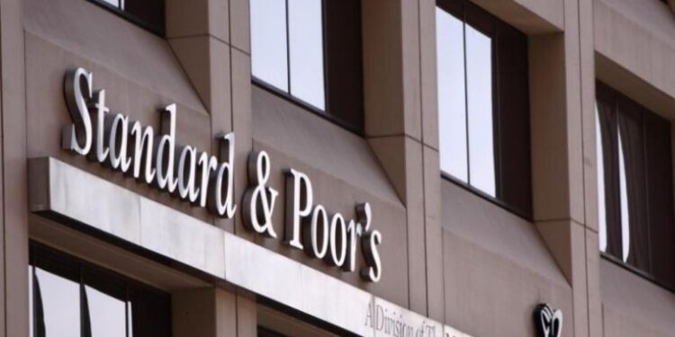 S&P: Επιβεβαίωσε το ελληνικό αξιόχρεο στη βαθμίδα ΒΒΒ με σταθερές προοπτικές