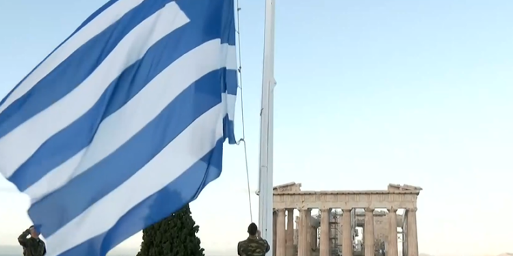 Επέτειος απελευθέρωσης της Αθήνας: Έπαρση της ελληνικής σημαίας στον ιερό βράχο της Ακρόπολης
