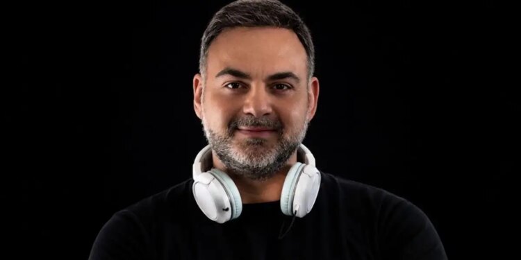 Ο Tasos P. διεκδικεί υποψηφιότητα στα 69α Grammy με το «San Me Kitas» του Γιάννη Σπανού