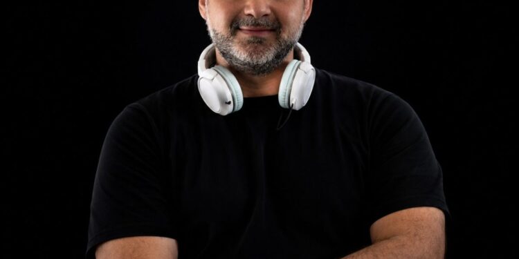 Ο Tasos P. διεκδικεί μια θέση στα 69α Grammy με το «San Me Kitas» του Γιάννη Σπανού