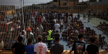 Ισπανία: Χιλιάδες μετανάστες απομακρύνθηκαν από καταυλισμό στη Θέουτα και μεταφέρθηκαν σε δομή