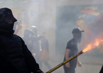 Χάος στην Αλβανία: Φωτιές στο υπουργείο Παιδείας και σε τράπεζα, μολότοφ και συγκρούσεις φοιτητών με την αστυνομία - Δείτε βίντεο