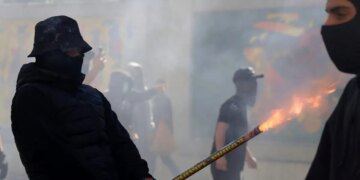 Χάος στην Αλβανία: Φωτιές στο υπουργείο Παιδείας και σε τράπεζα, μολότοφ και συγκρούσεις φοιτητών με την αστυνομία - Δείτε βίντεο