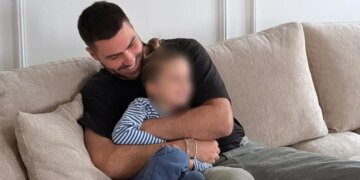 Ιωάννα Τούνη: Τα παιχνίδια του συντρόφου της με τον γιο της στον καναπέ που την έκαναν να «λιώσει»
