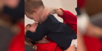 Έλενα Τσαγκρινού: Οι γλυκές αγκαλιές και τα φιλιά με τον 2χρονο γιο της
