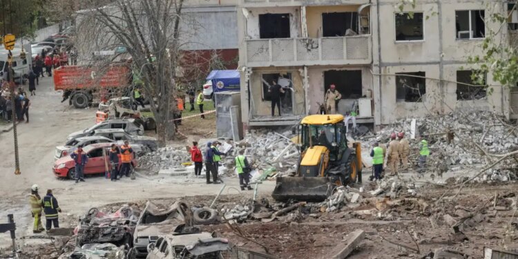 Τρόμος στην Ουκρανία: 28 νεκροί από ρωσικές επιθέσεις - «Δώρο γενεθλίων στον Πούτιν από τον στρατό του», λέει ο Ζελένσκι