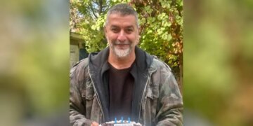 Ο Βασίλης Μπισμπίκης έκλεισε σήμερα τα 49: Πόζαρε χαμογελαστός κρατώντας τούρτα στα χέρια
