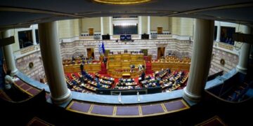 Στη Βουλή το προσχέδιο του Προϋπολογισμού υπό τη σκιά της «κούρσας» των ανατιμήσεων στα καύσιμα