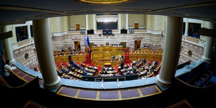 Στη Βουλή το προσχέδιο του Προϋπολογισμού υπό τη σκιά της «κούρσας» των ανατιμήσεων στα καύσιμα