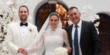 Νίκη Βρούτση και Αναστάσιος Πολίτης ενώ χορεύουν τις «Καμπάνες» του Κωνσταντίνου Αργυρού στο γαμήλιο γλέντι τους