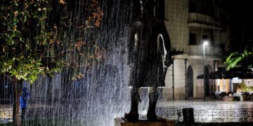 Επιμένει η κακοκαιρία με βροχές και καταιγίδες: Ποιες περιοχές παραμένουν σε red code - Πρόγνωση από τον Γ. Εμμανουήλ - ertnews.gr