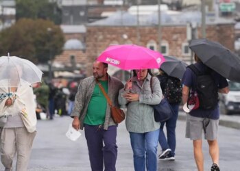 Πνίγονται από την κακοκαιρία και στην Κωνσταντινούπολη: Πλημμύρες σε σπίτια και σχολεία, χάος στους δρόμους