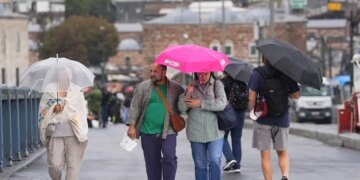 Πνίγονται από την κακοκαιρία και στην Κωνσταντινούπολη: Πλημμύρες σε σπίτια και σχολεία, χάος στους δρόμους