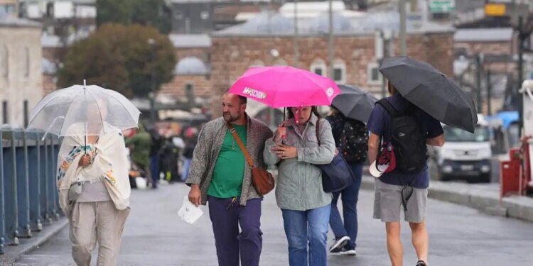 Πνίγονται από την κακοκαιρία και στην Κωνσταντινούπολη: Πλημμύρες σε σπίτια και σχολεία, χάος στους δρόμους